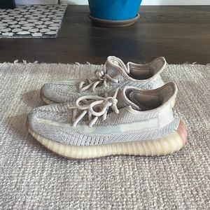 Size 5 Yeezy Boosts Lightly Worn & in Good Condition
